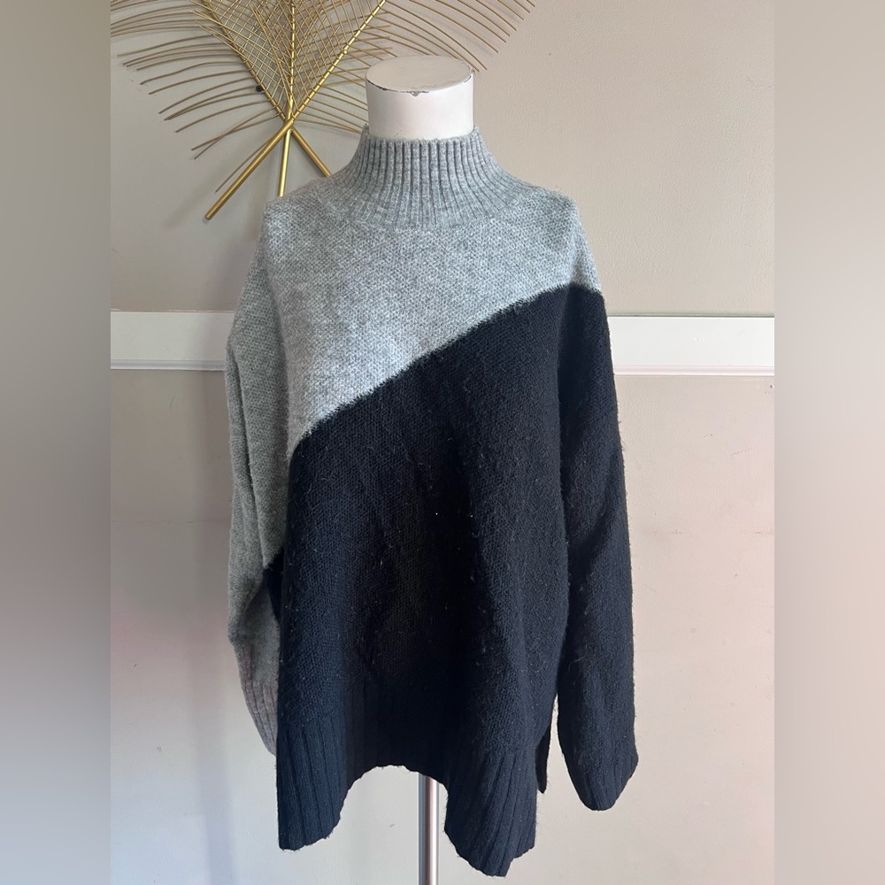 The Limited Gray and Black Turtleneck Sweater Size L